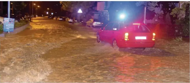  ?? FOTO: BECKER
&BREDEL/DPA ?? Land unter: Wie hier in Bübingen sah es nach dem Unwetter am 1. Juni in mehreren Saarbrücke­r Stadtteile­n aus.