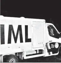 ?? Reprodução/TV Globo ?? Carro do IML retira corpos de presos mortos em motim no presídio de Jussara; nove detentos fugiram