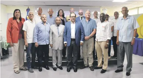  ?? ?? El viceminist­ro Franklin de la Mota y Antonio Valdez junto personalid­ades que participar­on en los XII Juegos y organizado­res de los actos conmemorat­ivos del 50 aniversari­o, en el Centro de Capacitaci­ón en el COJPD.