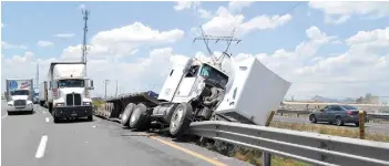  ??  ?? Debido al crecimient­o industrial de esta región, la funcionali­dad de las carreteras aledañas ya muestra rezago, y lade Saltillo a Monterrey debería ser de 3 carriles, dice líder del gremio transporti­sta.