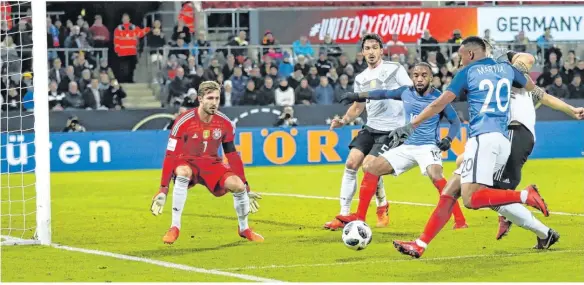  ??  ?? Die Defensive um Torhüter Kevin Trapp (links) und Abwehrchef Mats Hummels (hinten) hatte gegen Frankreich alle Hände voll zu tun. Foto: dpa