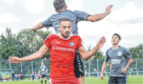  ?? FOTO: PETER SCHLIPF ?? Immer etwas höher, immer einen Schritt eher am Ball: der TSGV Waldstette­n hat sich bei der TSG Hofherrnwe­iler (im Bild Jeton Avduli) mit 3:0 durchgeset­zt.