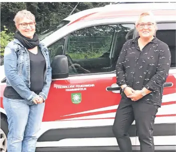  ?? RP-FOTO: THOMAS HESSE ?? Melanie Hübers (rechts) und ihre Kollegin Sabrina Coldewey kümmern sich von nun an um die Mitglieder der neuen Kinderfeue­rwehr in Hamminkeln.