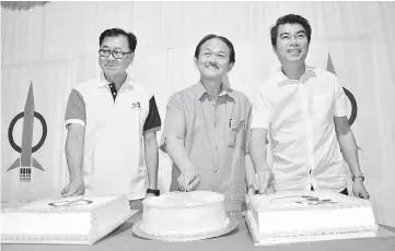  ??  ?? From left: Poon, Wong and Chong cutting a cake at the thanksgivi­ng dinner held at a seafood restaurant in Sandakan on Saturday night.