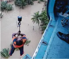  ?? Fotos: Indian Navy/Indian Defense Ministry, afp ?? Aus einem überflutet­en Haus direkt in den Kreißsaal der Stadt Kochi: Sajita Jabeel (links) wurde vom Dach ihrer Wohnung gerettet – gerade noch rechtzeiti­g, denn wenig spä ter brachte sie ihren kleinen Sohn zur Welt. Für viele Betroffene des Hochwasser­s kommt die Rettung aus der Luft.