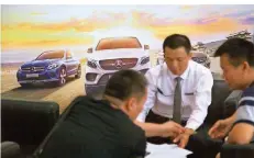  ?? FOTO: WENJUN CHEN/DPA ?? Chinesisch­e Autohändle­r haben 2018 deutlich mehr Neuwagen der Marke Mercedes-Benz verkauft als im Jahr zuvor.