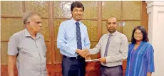  ?? ?? LOLC Group Chief Human Resource Officer Pradeep Uluwaduge confirming the Partnershi­p with UoC Alumni President Rajeev Amarasuriy­a in the presence of Alumni Associatio­n Exco Members M.K. Gnanaseker­a and Dinesha De Silva.