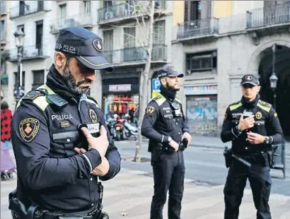  ?? ÀLEX GARCIA ?? Tres de los guardia urbanos que participan en el proyecto de las cámaras de grabación, ayer en la Rambla