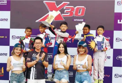  ?? CONTRIBUTE­D FOTO ?? RAINS, NO PROBLEM. William John Riley Go shows his trophy after winning the Bira, Thailand leg of the X30 Southeast Asia series.