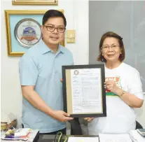  ??  ?? LITO VILLANUEVA (left) receives the resolution declaring KasamaKA as the official inclusion and social advocacy program of Moncada from Mayor Estelita M. Aquino.