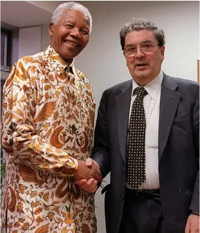 ?? Picture: PA ?? Peacemaker­s...South Africa’s Nelson Mandela meets John Hume in 2000