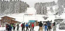  ??  ?? Gute Winterspor­tbedingung­en herrschen in der Skiarena Silbersatt­el in Steinach im Thüringer Wald. Foto: Norbert Kleinteich