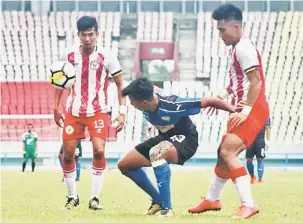  ??  ?? LEPASI KAWALAN: Pemain UiTM FC melepasi kawalan pertahanan Sarawak pada saingan Kumpulan B kempen Piala Presiden 2018 di Kuching semalam.