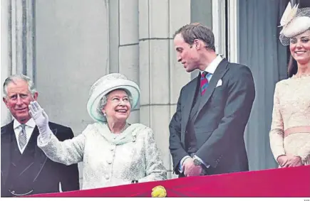  ?? EFE ?? La reina Isabel II de Inglaterra entre el entonces príncipe Carlos y los duques de Cambridge en la culminació­n del Jubileo de 2012.