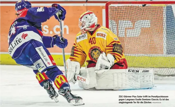  ?? FRESHFOCUS ?? ZSC-Stürmer Pius Suter trifft im Penaltysch­iessen gegen Langnaus Goalie Damiano Ciaccio. Es ist das siegbringe­nde Tor für die Zürcher.