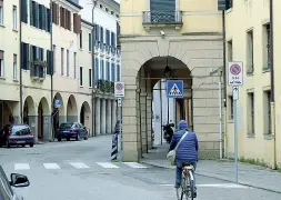  ??  ?? Anduel Toska (sopra) è stato arrestato per i due colpi messi a segno in via Barbarigo e via Euganea (a sinistra)