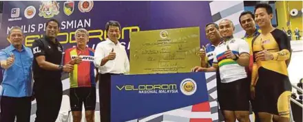  ?? PIC BY HAZREEN MOHAMAD ?? Sports Minister Khairy Jamaluddin with Negri Sembilan Menteri Besar Datuk Seri Mohamad Hasan (fourth from left) and Azizulhasn­i Awang at the launch of the National Velodrome in Nilai yesterday.