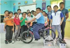  ??  ?? Salak pupils together with IEEE Sarawak Subsection team members pose with the recently-set-up bicycle at the school’s resource centre, as part of ALP 2.