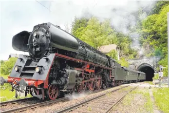  ?? FOTO: EISENBAHNF­REUNDE ZOLLERNBAH­N ?? Die sonntäglic­hen Erlebnisfa­hrten führen durch 37 Tunnel.