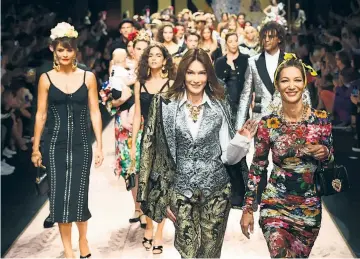  ??  ?? Mehr ist mehr: Carla Bruni-Sarkozy und über 100 Models bei Dolce &amp; Gabbana.