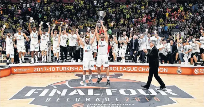  ??  ?? CAMPEONES. Los dos capitanes del Real Madrid, Sergio Llull y Felipe Reyes, alzan al aire la Décima, lograda ayer en la Final Four de Belgrado.