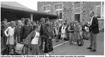  ??  ?? Sébastien Duchemin, le directeur, a salué les élèves en cette journée de rentrée