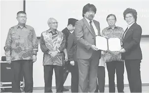  ??  ?? NGEMEGAH: Dr. Lulie nerima dokumen nyadi Partner and Ambassador Hokkaido Universiti Japan to Malaysia ari (kiba) Professor Ryusuke Hatano ari Universiti Hakkaido, lalu dikemataka Abang Johari (dua kanan), kemari.