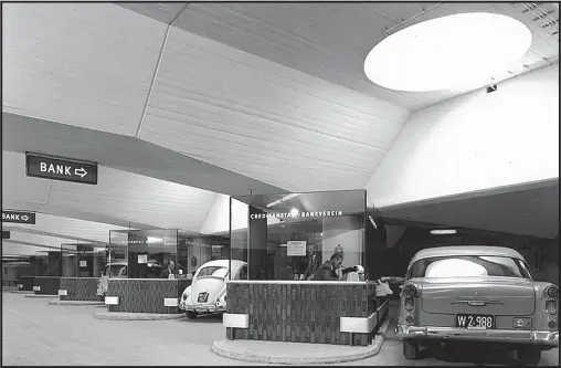  ?? [ Foto: Wipark] ?? Drive-in-Schalter für Bankgeschä­fte. Votivpark-Garage, 1962.