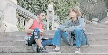  ??  ?? Pareja. El, su perro Simón y María, que está tras los pasos de su padre arqueólogo, desapareci­do en Perú.