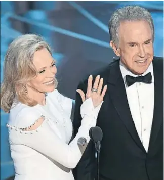  ??  ?? Faye Dunaway (76) y Warren Beatty (79), el pasado domingo en los Oscars