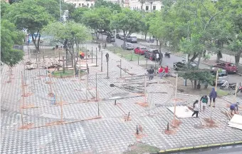  ??  ?? Unos 100 pozos se cavaron en la emblemátic­a plaza Juan de Salazar frente al Cabildo.