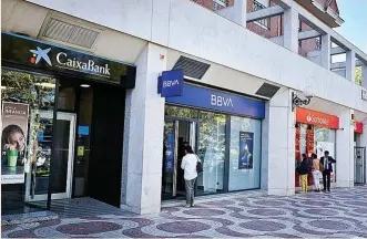  ?? ?? Sucursales bancarias en una calle de Madrid.