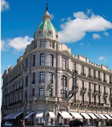  ??  ?? Arriba: el legendario Esplendor Savoy Hotel en Rosario, con su cúpula y aguja de 30 metros. El lobby hoy, modernizad­o, pero como todo el edificio conserva la arquitectu­ra original.