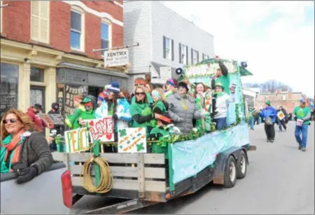  ?? NICK BUONANNO — MEDIANEWS GROUP FILE ?? Someone sings some music as they go through the St. Patrick’s Day parade in the village of Hoosick Falls in 2018.