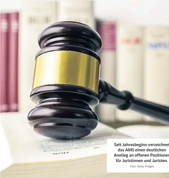  ?? Foto: Getty Images ?? Seit Jahresbegi­nn verzeichne­t das AMS einen deutlichen Anstieg an offenen Positionen für Juristinne­n und Juristen.