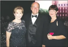  ?? NWA Democrat-Gazette/CARIN SCHOPPMEYE­R ?? Angela and UA Trustee Mark Waldrip (from left) visit with Terry Bumgardner on Sept. 16.