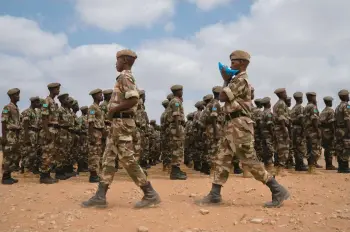  ?? DIANA ZEYNEB ALHINDAWI/THE NEW YORK TIMES ?? Danab commando recruits participat­e in a graduation ceremony Feb. 8 at a remote military base in Baledogle, Somalia. U.S. special operations forces work closely with the Somali commandos.