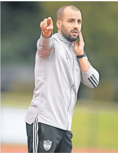  ?? FOTO: HORSTMÜLLE­R ?? Hat mit seinem Team noch fünf Spiele vor der Brust: MSV-Trainer Mohamed El Mimouni.