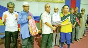  ??  ?? MIKE Ambidau menerima hadiah selaku naib juara daripada Hj. Ahmad.