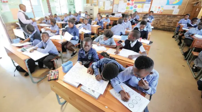  ?? | PHANDO JIKELO African News Agency (ANA) ?? THIS file photo shows pupils at a primary school in Gugulethu. Overcrowde­d classes can lead to disciplina­ry problems.