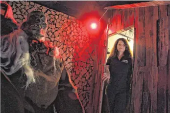  ?? FOTO: DAVID WEINERT ?? In der „Jagdhütte“geht es gruselig zur Sache. Doris Nadolski, Betreiberi­n des „House of Mysteries“in Aulendorf, hat rechtzeiti­g zu Halloween einen neuen Rätselraum fertiggest­ellt.