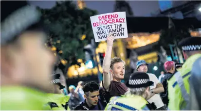  ??  ?? Spontane Proteste gegen die Entscheidu­ng zur parlamenta­rischen Zwangspaus­e am Mittwochab­end.