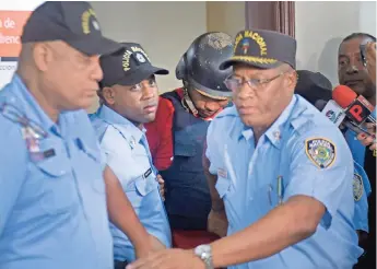  ??  ?? GABRIEL alexander Pérez Vizcaino, alias ‘el Hueso’, es escoltado a su salida de la corte en Santo Domingo, el lunes 17 de junio de 2019