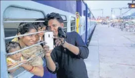  ?? DEEPAK GUPTA/HT FILE ?? A migrant and his family from Ambedkar Nagar going back to Mumbai where he has a garment manufactur­ing business. He had returned to UP some time back.