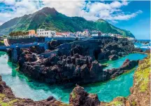  ??  ?? Im Uhrzeigers­inn von oben: Fiskardo an der Küste Kefalonias; die Farben Griechenla­nds; Porto Moniz auf Madeira; Lunch im Freien; Salat mit Feta; Ithaka