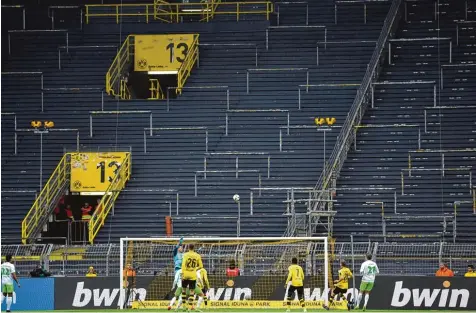  ?? Foto: imago ?? Vor fast genau einem Jahr blieb die Südtribüne beim Spiel gegen Wolfsburg gesperrt. Die BVB Fans mussten draußen bleiben, weil es gegen Leipzig Ausschreit­ungen gab. Heute bleiben viele Fanklubs freiwillig zu Hause, um gegen die umstritten­en...