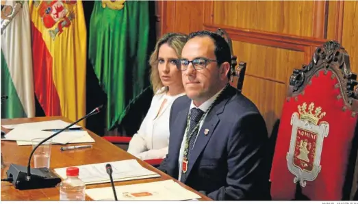  ?? MANUEL ARAGÓN PINA ?? El alcalde de Vejer, Manuel Flor, durante un pleno municipal.