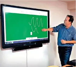  ??  ?? Tradition trifft Moderne: In den neuen Tagungsräu­men der „Alten Schule“erläutert Walter Tannemaat von der Firma Heutink die Funktionsw­eise des Wand-PCs und die Handhabung der Android-Oberfläche.
