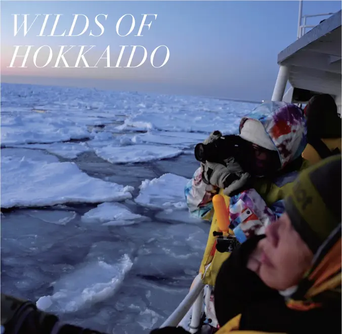  ?? Yomiuri Shimbun photos ?? Tourists photograph scenery from a ship in Rausu, Hokkaido, in late February 2018.