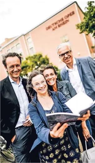  ?? FOTO: ANDREAS BRETZ ?? Die Opernscout­s berichten von ihren Erlebnisse­n: v.l. Roland Schüren, Susanne Bunka, Katrin Gehlen, Georg Hess.